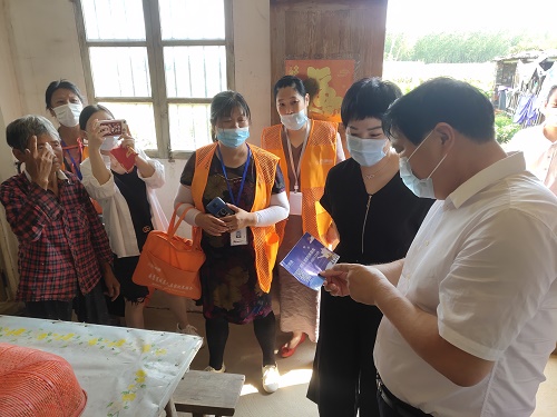 启东残联理事长张生华向残疾人监护人说明居家托养的服务内容.jpg